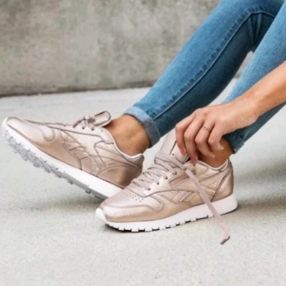 Reebok Womens Rose Gold Metallic Trendy Limited Edition Leather Sneaker 8